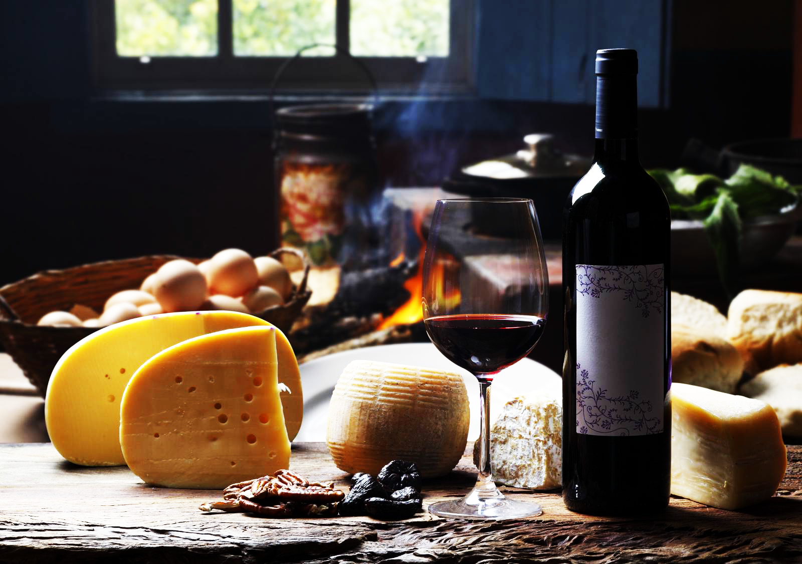 Fromages, pain et vin sur la table photographique historique de V2